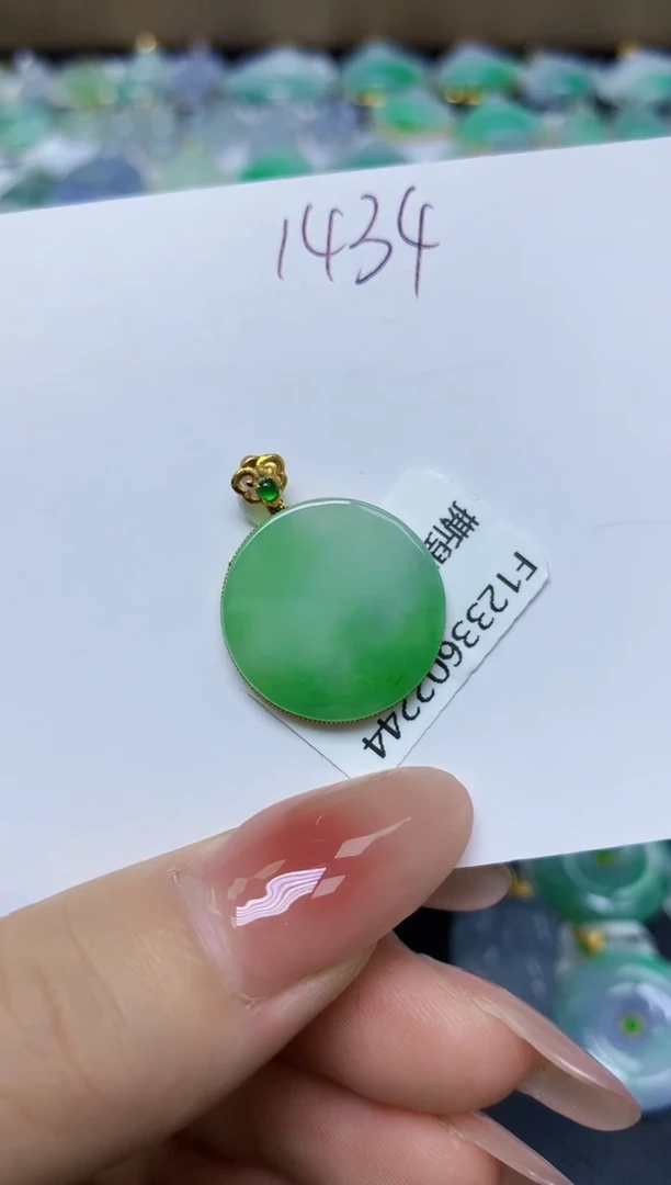 翡翠18K金镶嵌颈饰 天然缅甸翡翠A货