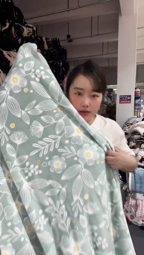 混纺主播手上展示的产品