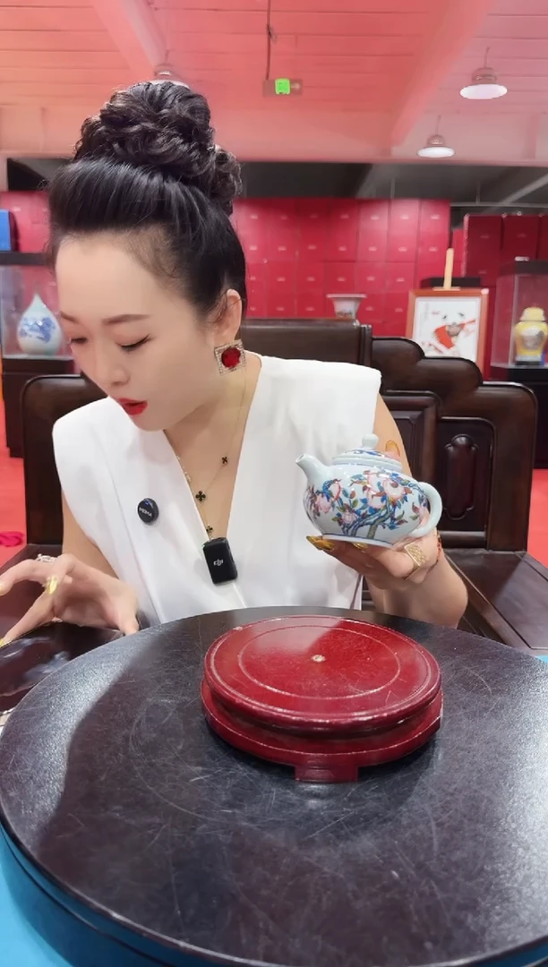 陶瓷绿稀土四方寿桃壶