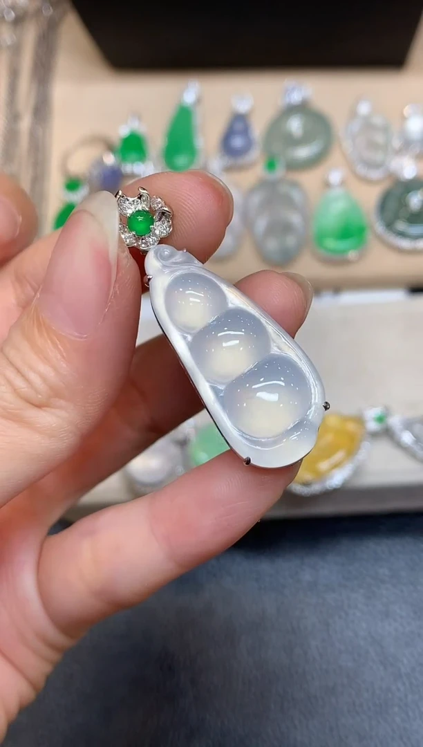 颈饰18K金镶嵌翡翠福豆【无服务费