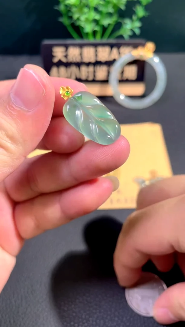 颈饰18K金镶嵌翡翠翡翠