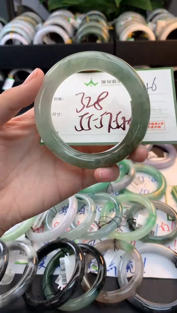 未镶嵌定制翡翠毛货需精细抛光+多人