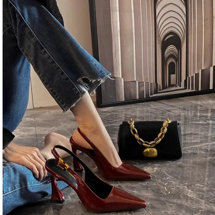 酒红色性感包头凉鞋女2025年新款后绊带漆皮百搭细跟尖头高跟鞋女