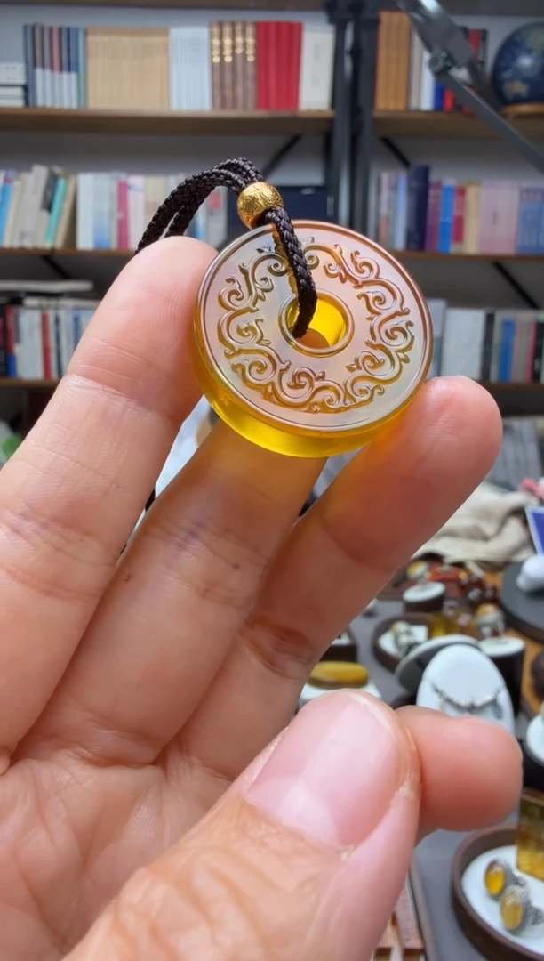 未镶嵌颈饰琥珀玉璧吊坠