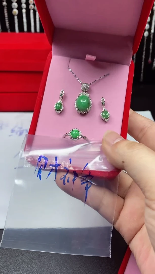 未镶嵌戒指翡翠财****?翡翠吊坠