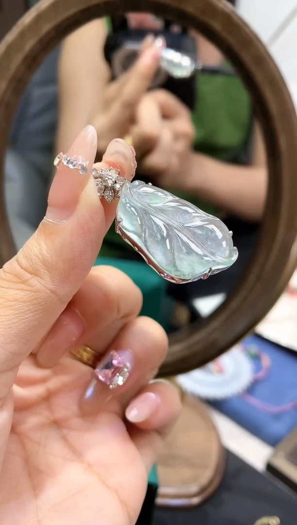 18K金镶嵌挂件翡翠随行芭蕉叶
