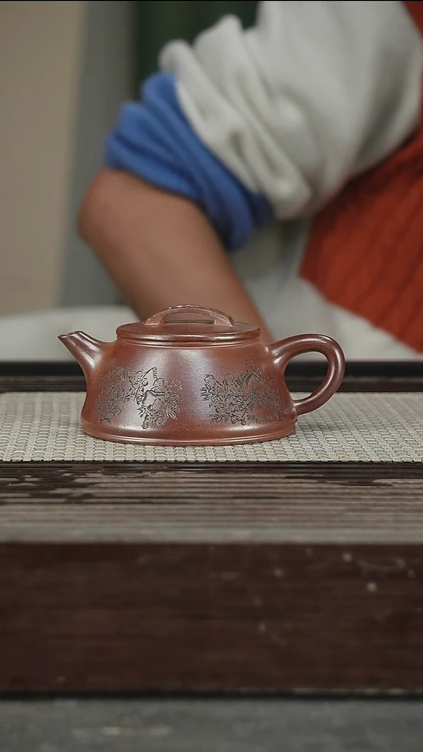 茶壶紫砂中*梦范菊英制，王少云刻200CC