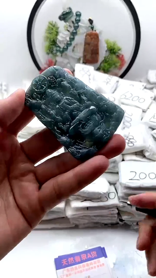 翡翠未镶嵌颈饰千手观音