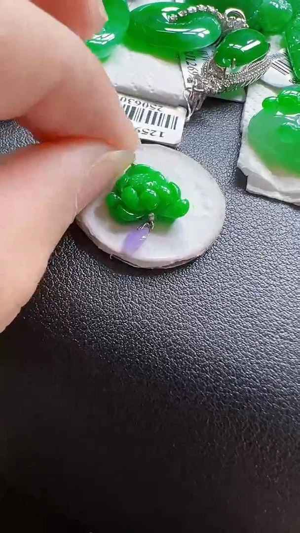 颈饰18K金镶嵌翡翠荷叶