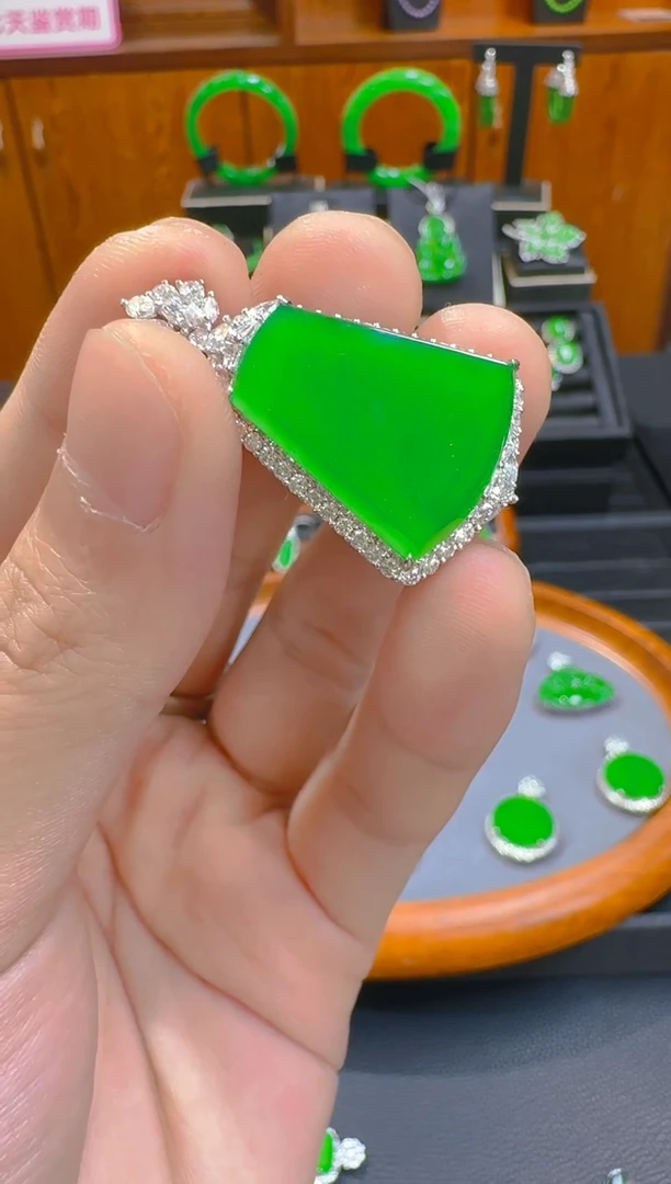 【闪购商品】翡翠吊坠(赠链)18K金镶嵌天然A货翡翠