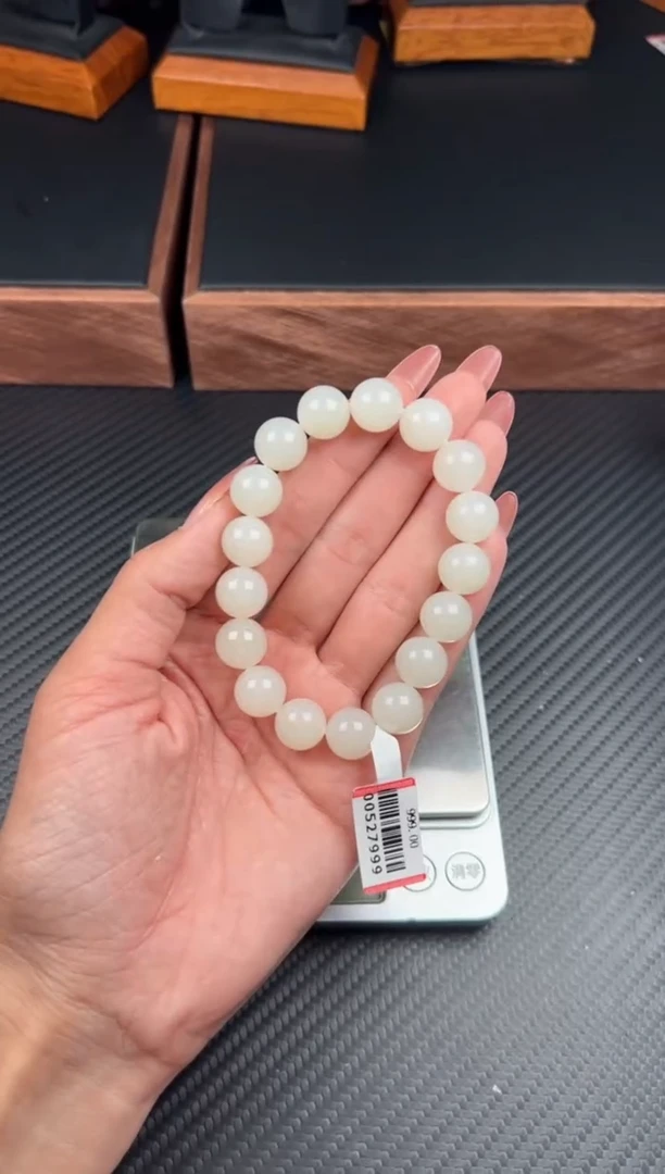 手串未镶嵌和田玉黑山微色差卡12M