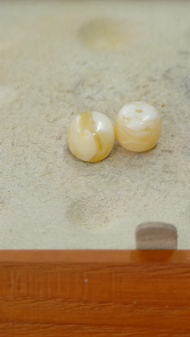 【闪购商品】蜜蜡裸石未镶嵌俄料老型对珠9*8mm0.821克