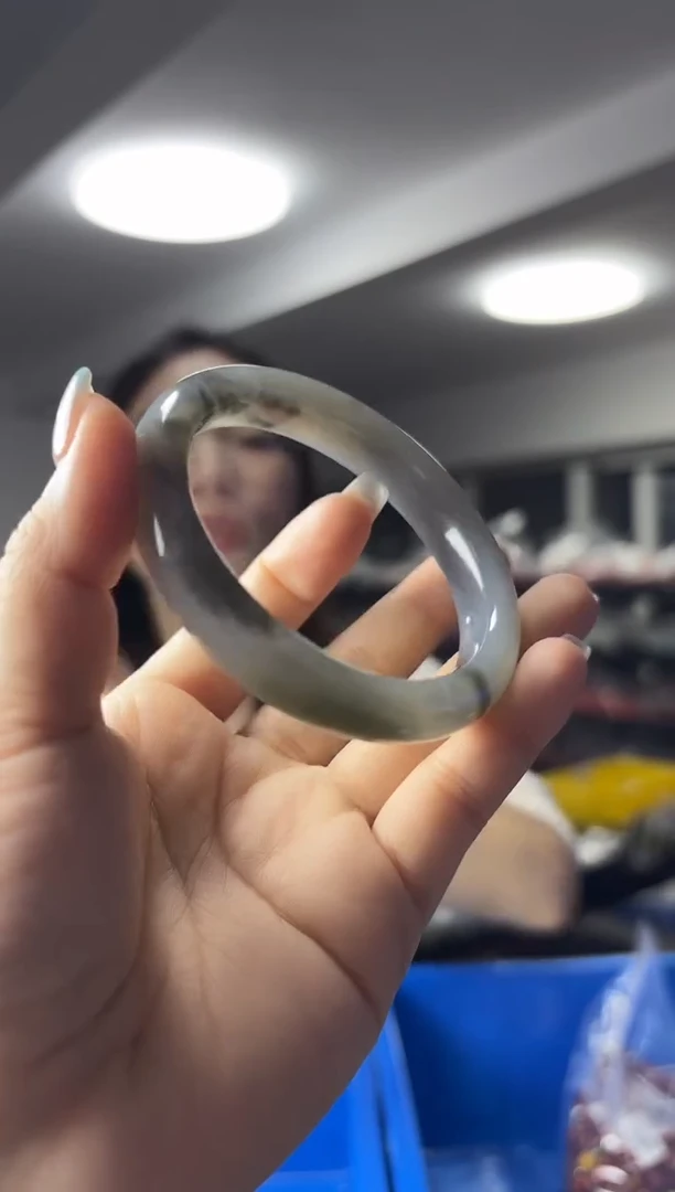 未镶嵌手镯和田玉圈口58**（多样性发一件）**微瑕**