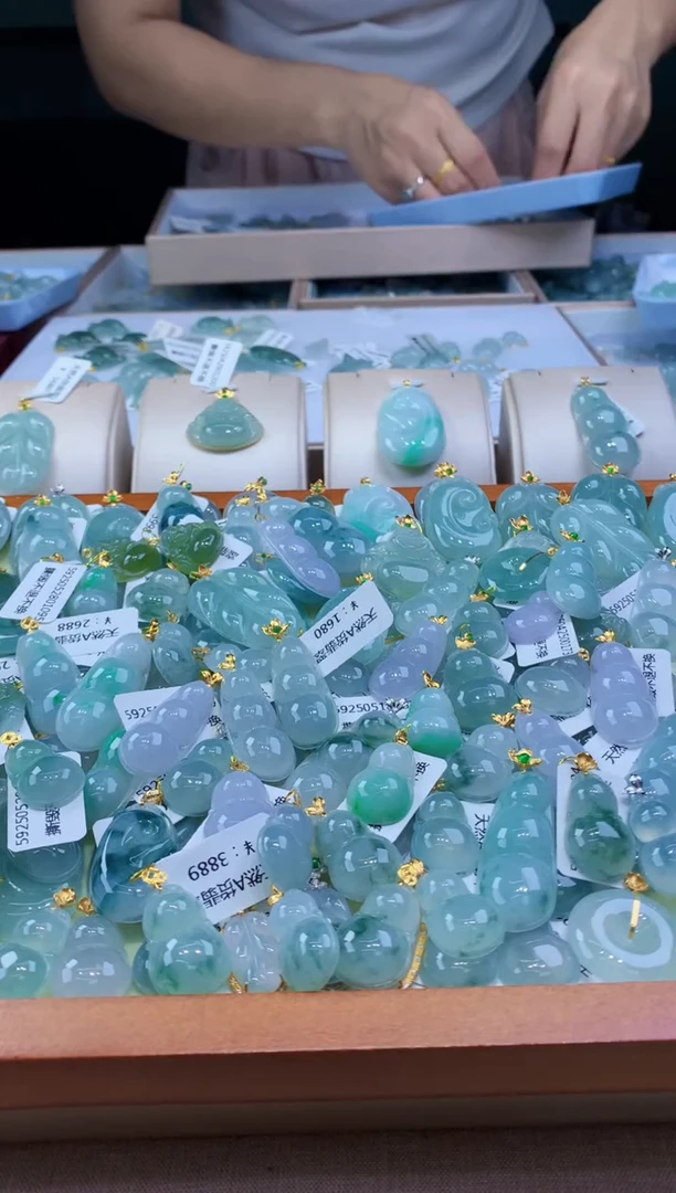 翡翠18K金镶嵌颈饰天然A货翡翠挂件