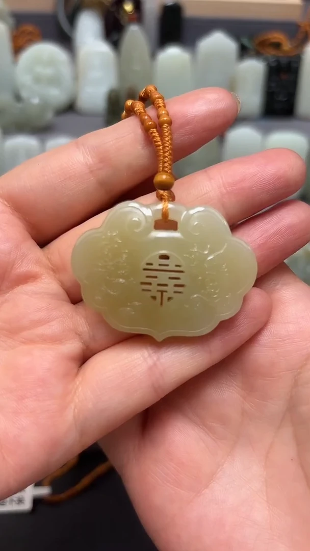 颈饰未镶嵌和田玉.
