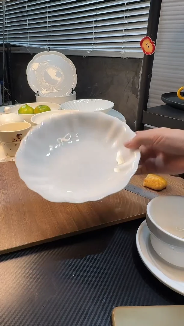 白瓷8.25英寸花边盘子