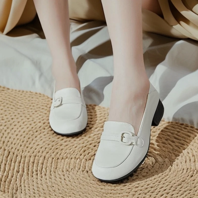 2025年新款女粗跟小白鞋时尚百搭软底