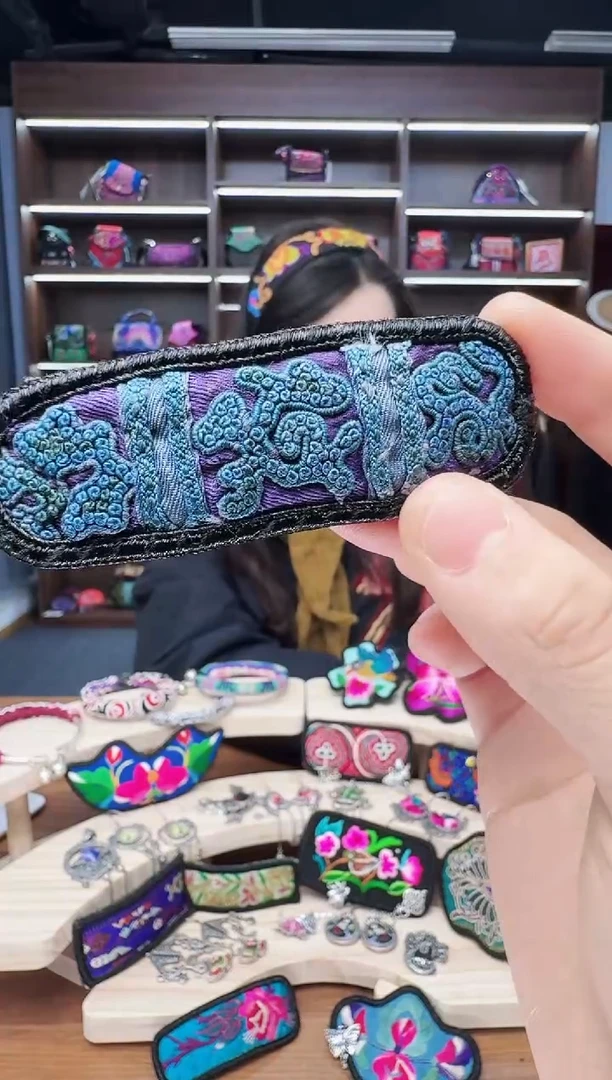 织绣72蒙阿苏苗绣传承店