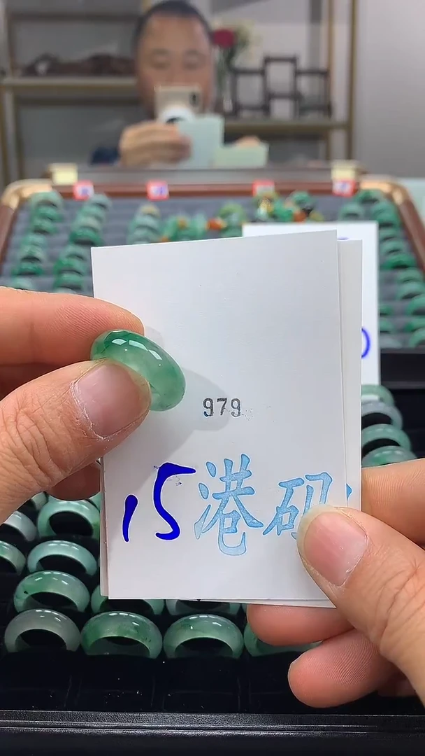 未镶嵌戒圈石英质玉非洲翠