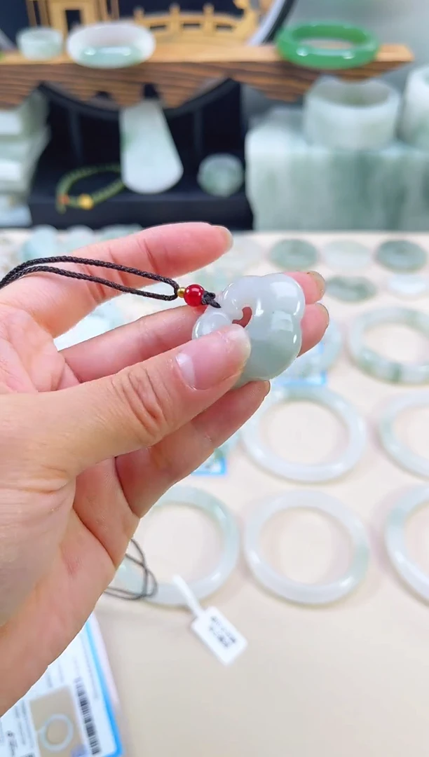 未镶嵌首饰石英质玉（天山翠）祥云锁