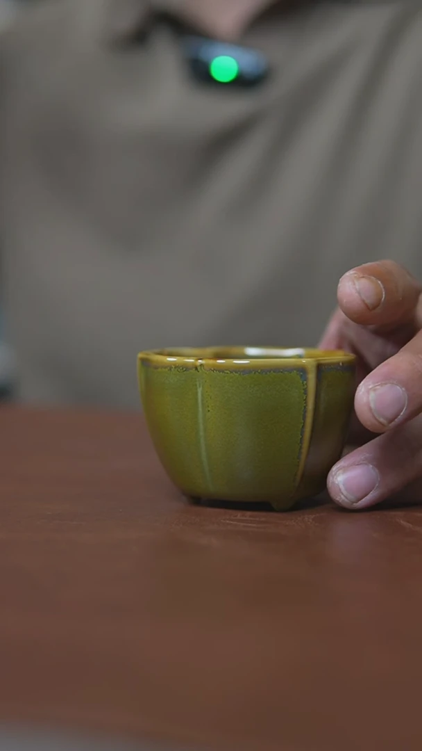 瓷片茶叶末花口杯