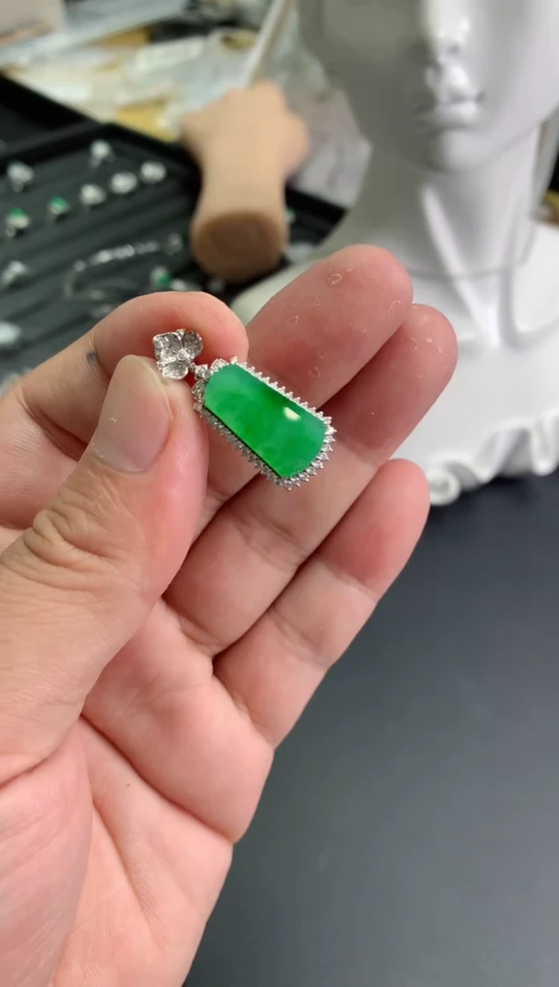 颈饰18K金镶嵌翡翠翡翠
