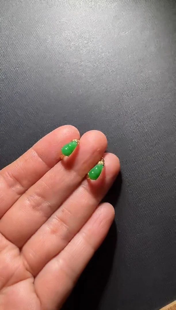 18K金镶嵌翡翠耳饰翡翠福豆耳扣