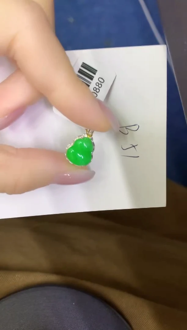 颈饰18K金镶嵌翡翠缅甸天然翡翠A货