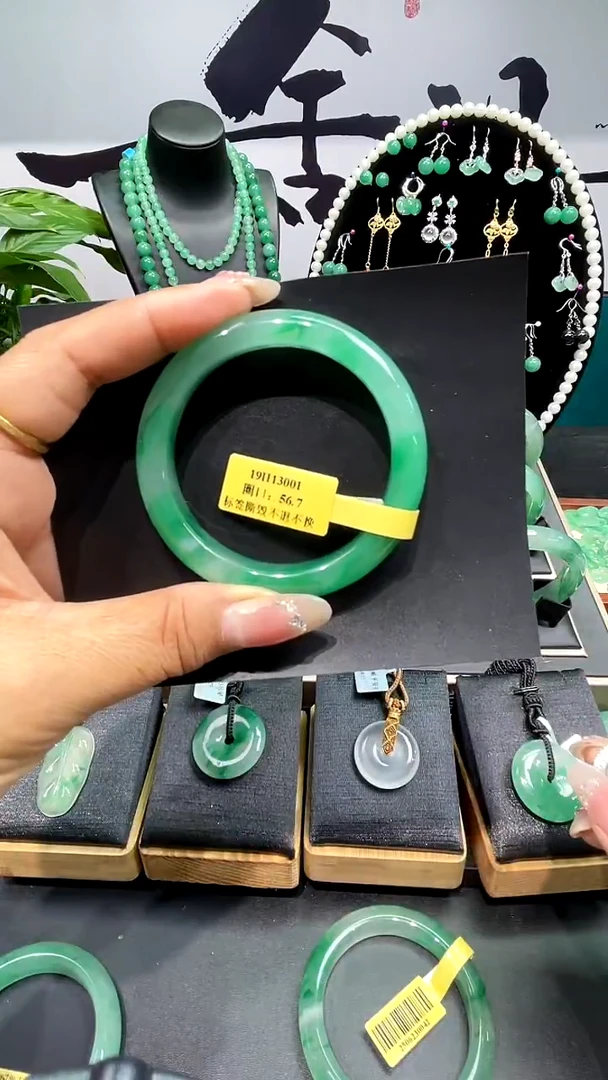 未镶嵌手镯石英质玉（非洲翠）转**笑手镯