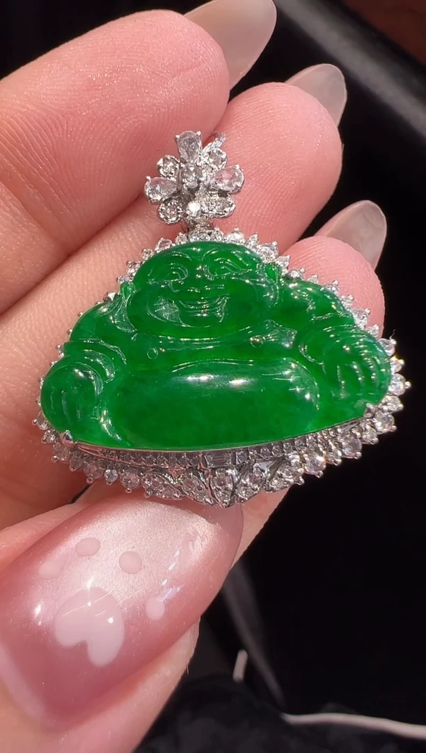 颈饰18K金镶嵌翡翠吊坠