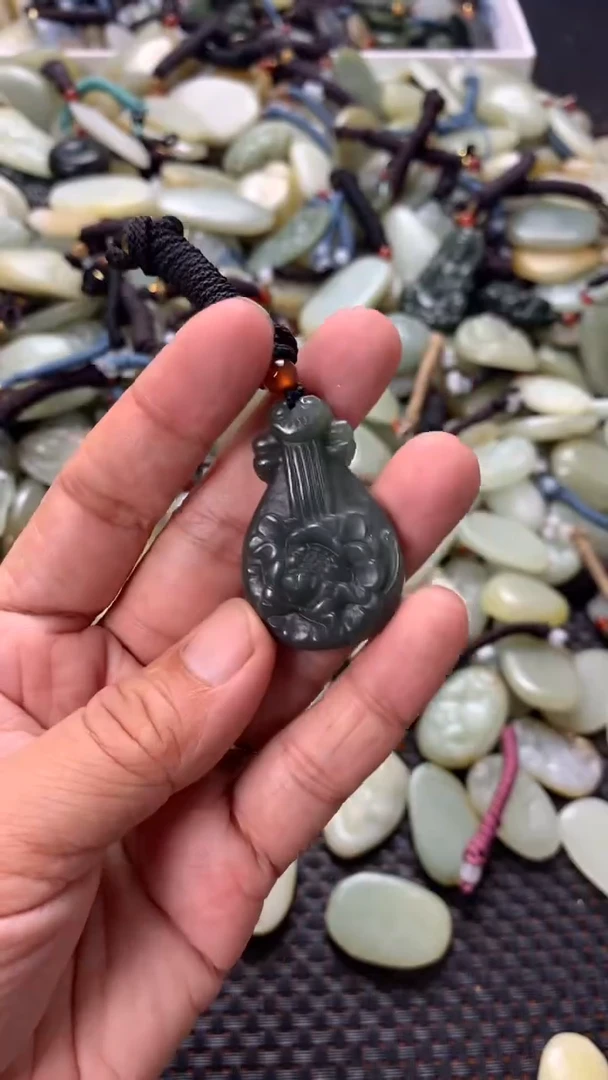 和田玉未镶嵌颈饰（多样性发一件）没有证书有瑕