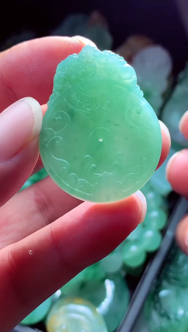 未镶嵌定制翡翠山**?翡翠毛货定制