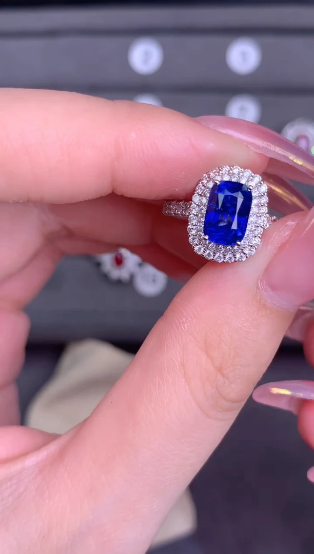 蓝宝石戒指18K金镶嵌2.2CT