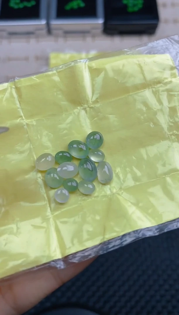 翡翠裸石天然翡翠蛋面9