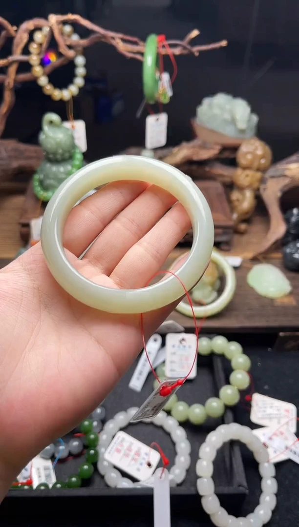 和田玉手镯未镶嵌且末青白 61+圈9006138