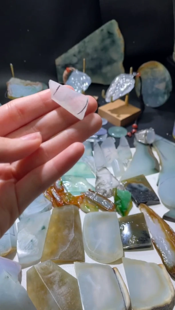 翡翠未镶嵌胸饰材料