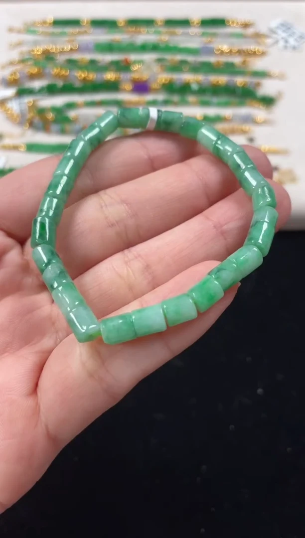 未镶嵌手串翡翠一条   P528