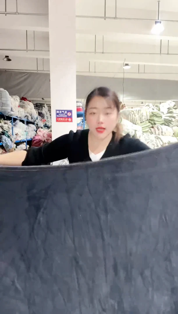 牛奶绒主播手上展示的产品