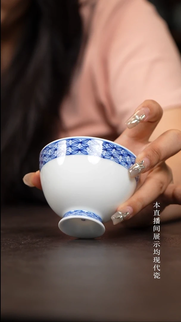 青花铜钱纹高足杯
