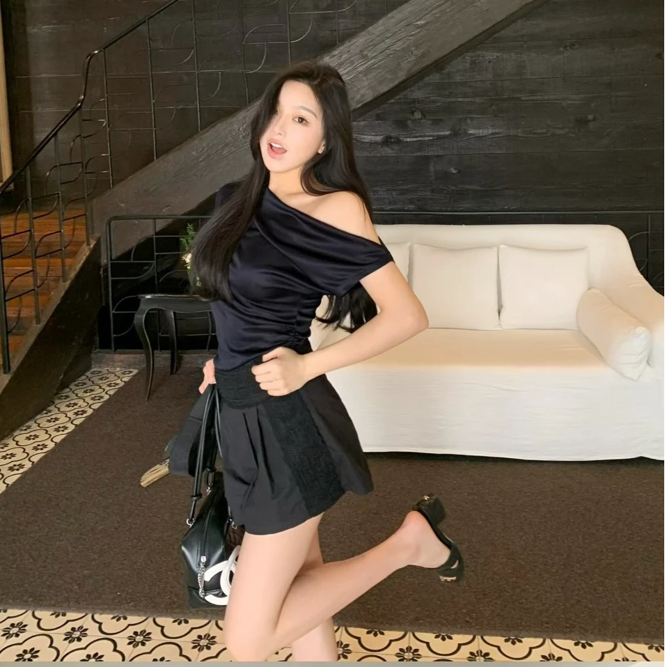 2025夏季新款时尚气质高级感显瘦上衣配蕾丝拼接腰封短裤两件套