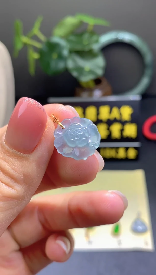 翡翠18K金镶嵌颈饰翡翠吊坠