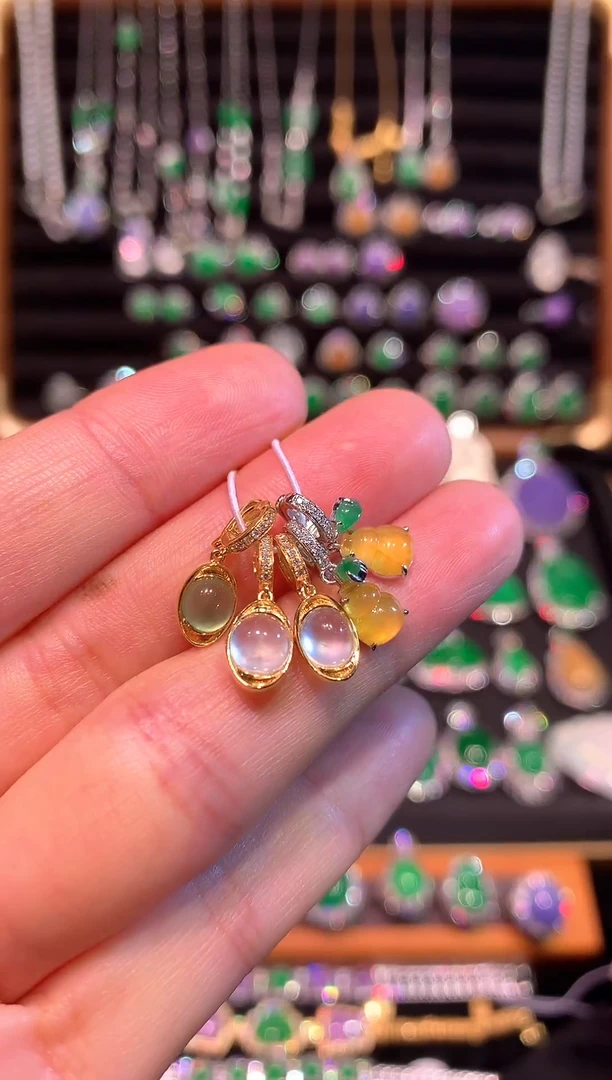 吊坠(赠链)18K金镶嵌翡翠小滴溜/1件(备注选项)