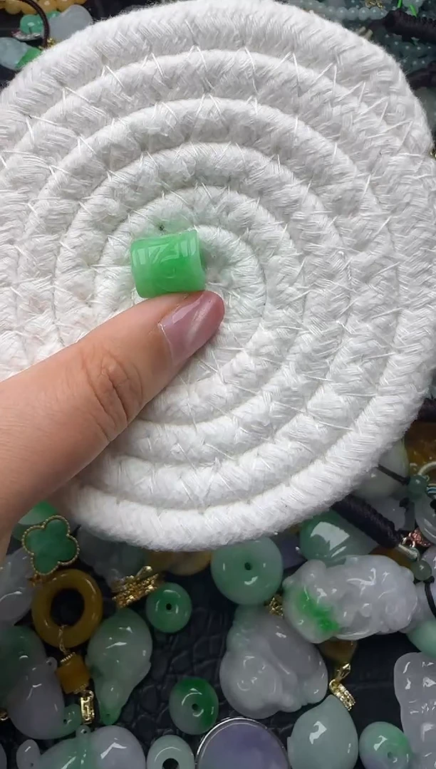 颈饰未镶嵌翡翠缅甸翡翠吊坠
