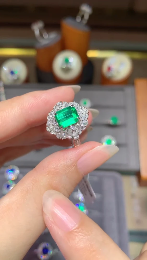 祖母绿戒指18K金镶嵌1.43CT