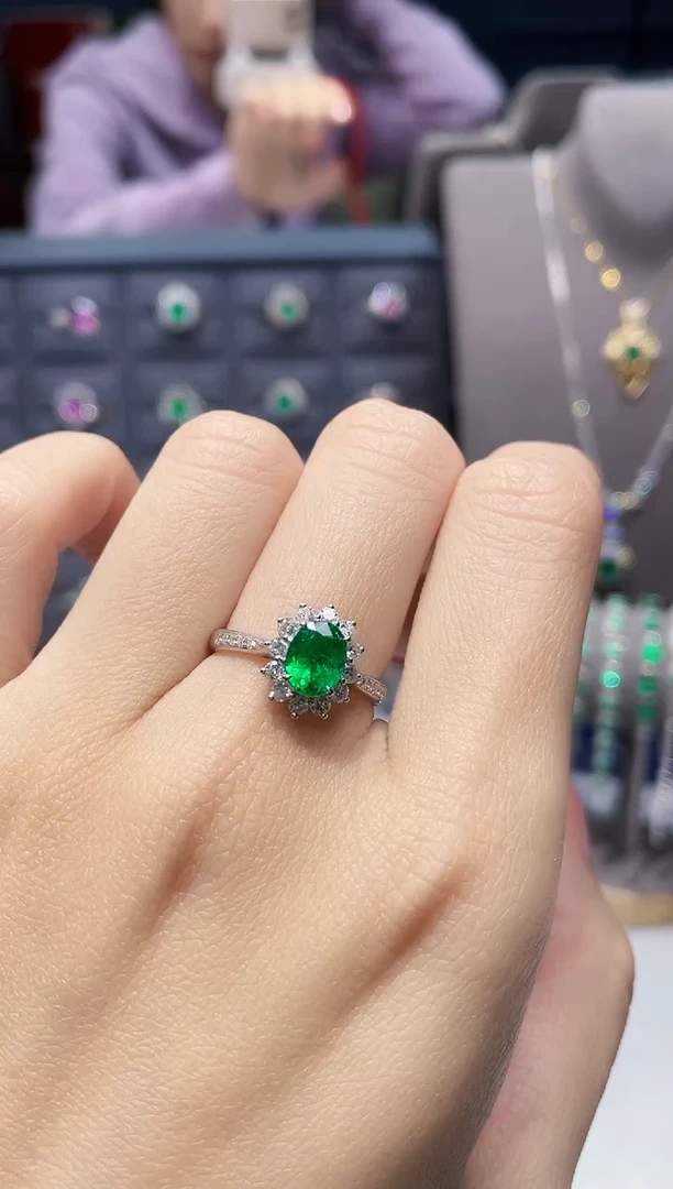 【闪购商品】祖母绿戒指18K金镶嵌0.904克拉 哥伦比亚