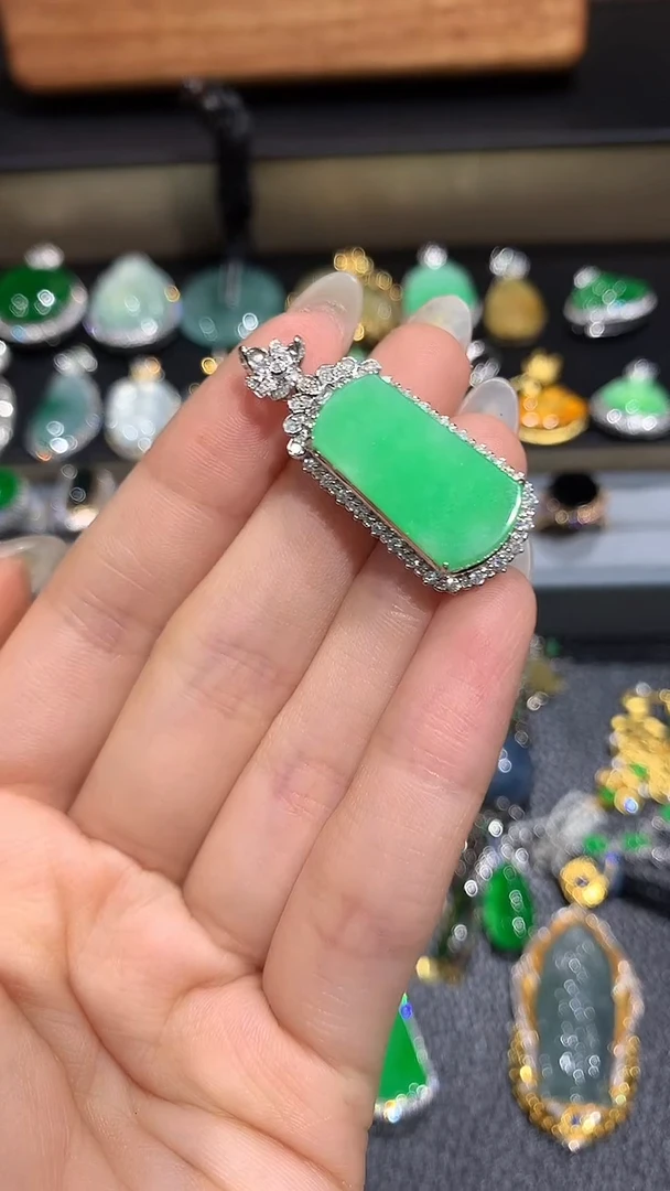【闪购商品】翡翠吊坠(不含链)18K金镶嵌7团购