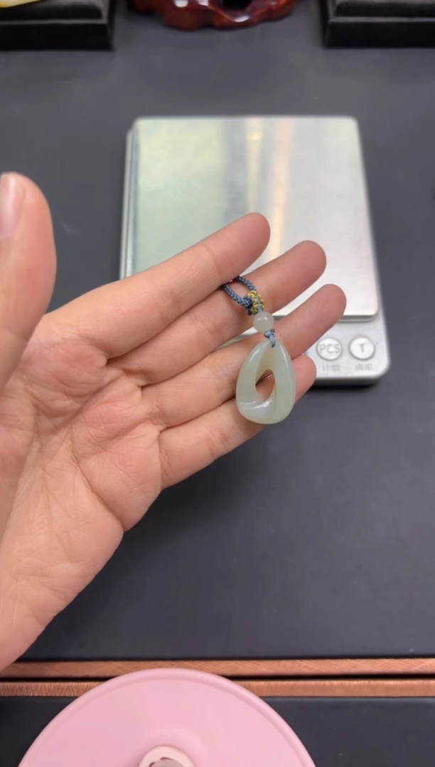 【闪购商品】和田玉吊坠(赠链)未镶嵌且末微色差近矿吊坠