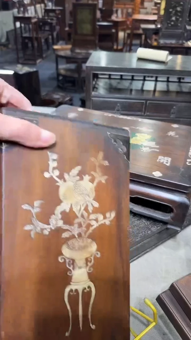 木胡**1海黄镶嵌笔筒