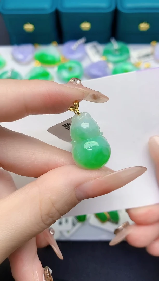 颈饰18K金镶嵌翡翠缅甸天然翡翠A货