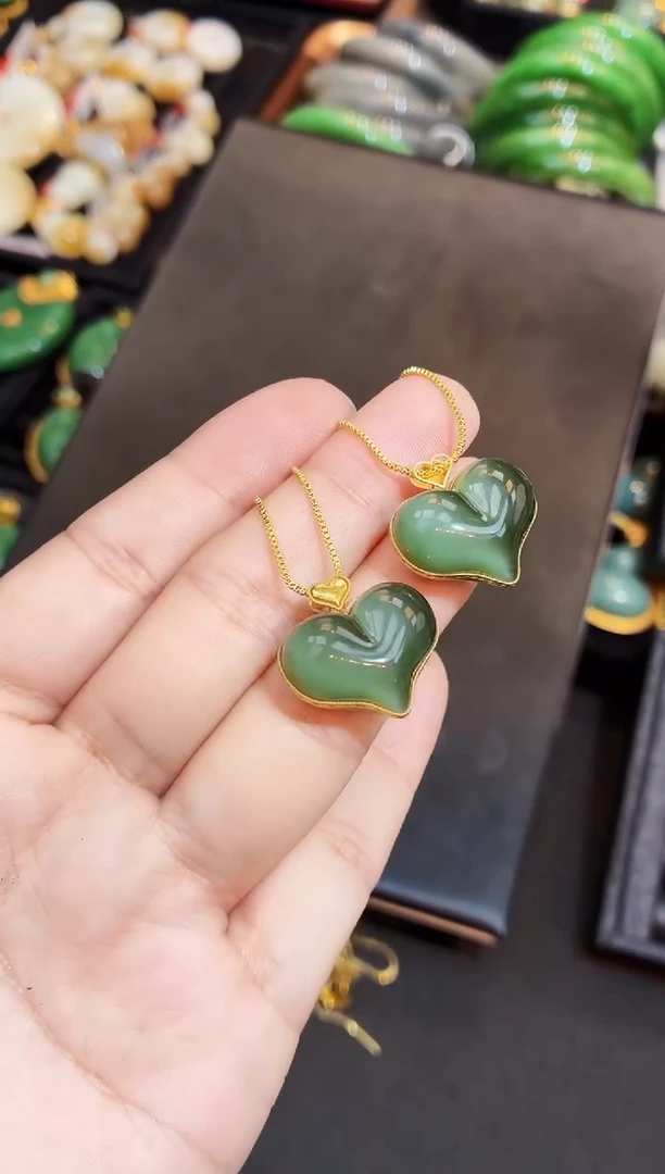吊坠(赠链)18K金镶嵌和田玉多样性发一（由两部分组成）